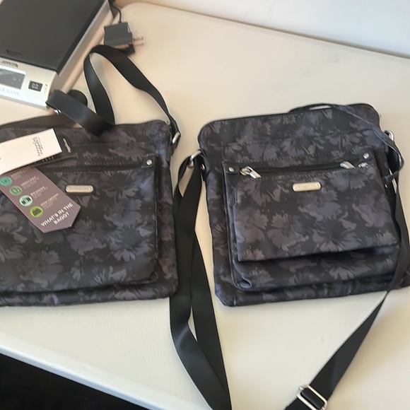 BAGGALLINI New Classic Go Bagg - Onyx Floral - includes RFID phone wristlet. - Picture 8 of 16